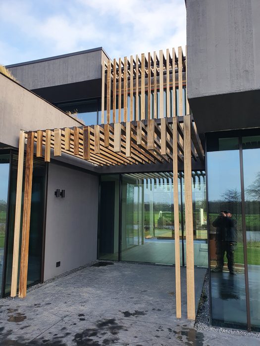Maatwerk houtwerk bij glazen entree